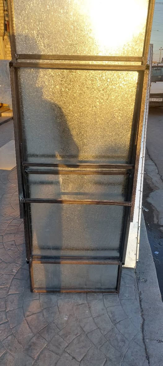 سلام عليكم متوفر ميز مستطيل ودائري شغل جديد كميه مفتوحه العنوان بغداد ***********
