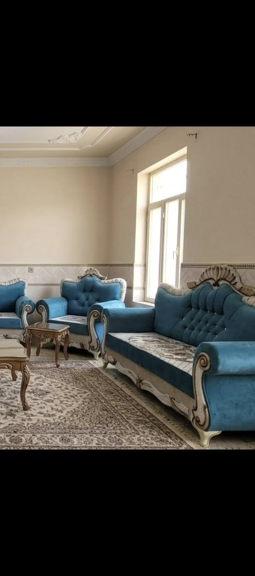 🛋️ تخم ملكي فخم (10 مقاعد)
​تخم ملكي راقي جداً يتسع لـ 10 مقاعد كاملة
​2 قنفات كبار.
​1 قنفة وسط.
​2 كراسي مفردة.شغل وتفصيل خاص (مو سوكي جاهز)، الخشب متين والأسفنج قبط ومحافظ على قعدته ومريح جداً.
​التخم نضيف ويحتوي على ضرر بسيط جداً (زرفين بجلد اليدات فقط)
​السعر: 300 الف مكاني بغداد الدوره البعيثه
*********** واتس
