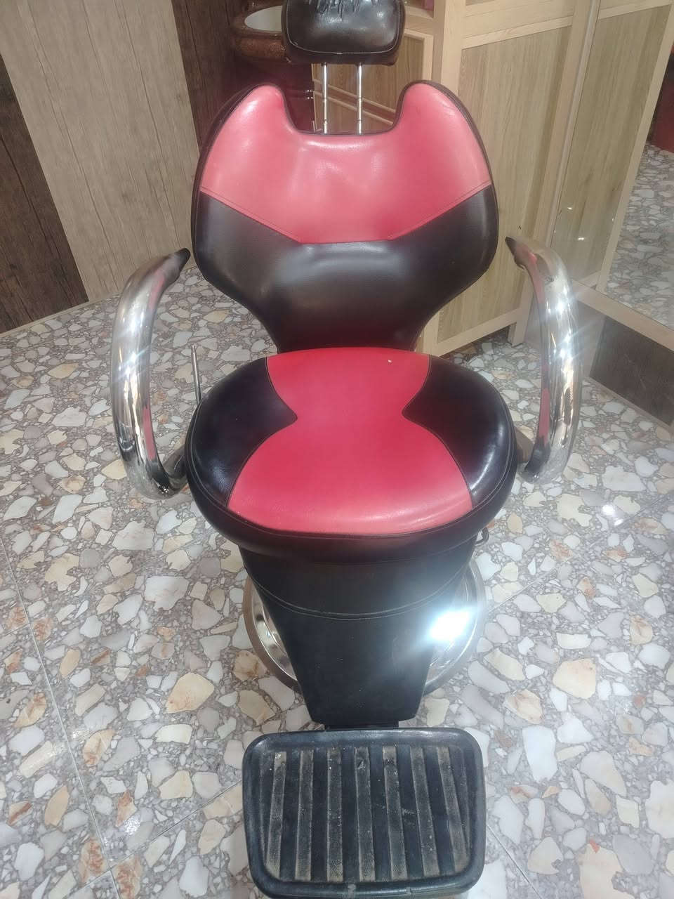 سلام عليكم
متوفر كرسي حلاقة جديد مستخدم. قليل  معه صينيه و جك جديد  سعر ٩٥ الف... ***********

