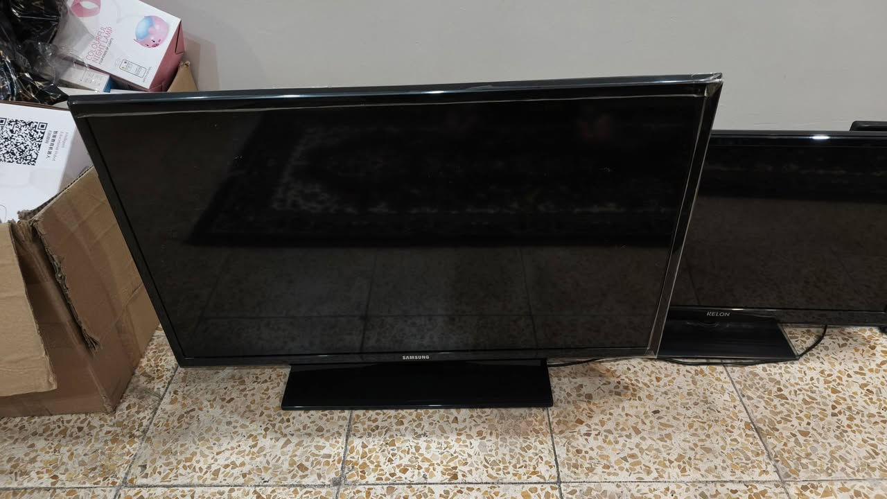 العنوان بغداد الشعب حي البساتين 
3 شاشات مستخدمة كلهن شغالات اصليات
1- شاشة حجم  32 سامسونغ عادية مو سمارت 
2- شاشة حجم 24 ماركة كيلون عادية
3- شاشة حجم 24 ماركة ستار سات عادية
كلهن شغالات طبيعي بدون مشاكلبس السامسونغ وياها ريمونت والبقية بدون تقدر تتحكم بيهن من الدكم عادي وكلهن بيهن كل المنافذ اريد ابيعهن شلعة


**إذا كنت صاحب هذا الإعلان وتريد حذفه لأي سبب، رجاءا أرسل رسالة إلى الدعم الفني**