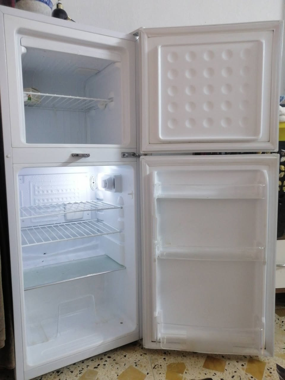 للبيع ثلاجة كينوود (KENWOOD) أصلية بحالة ممتازة 🍏🍅
​الموديل: KN-900
​الحالة: نظيفة جداً وشغالة 100% (تجميد وتبريد قوي، ومحافظة على نظافتها من الداخل والخارج).
​ تصميم عملي بابين، موفرة للطاقة، صوت هادئ ومحرك قوي.
​العنوان [ديالى بعقوبه التحرير خلف الحسينيه]
​السعر: [200 "قابل للتفاوض بالمعقول"]
للإستفسار الاتصال على الرقم
***********
