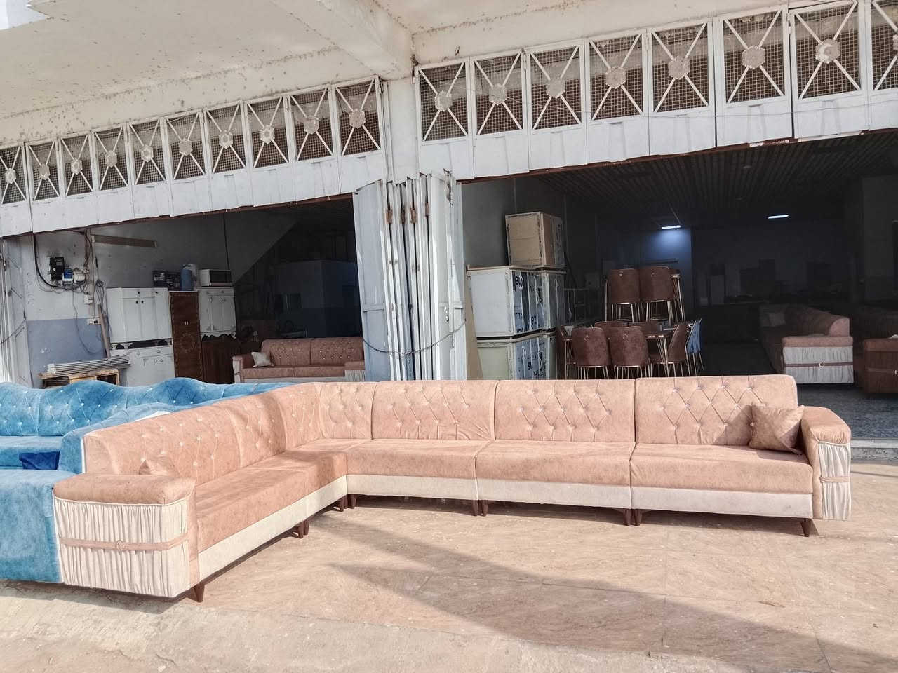 ديوان جديد شغل ممتاز مقعد بلايود اسود وخشب جام روسي اسفنج مميز اول موجود عشر مقاعد وأكثر وأقل حسب مكان الزبون مجمع الضحى للتسوق المسيب مقابل دائرة كهرباء المسيب عمارة الرحيم ***********
