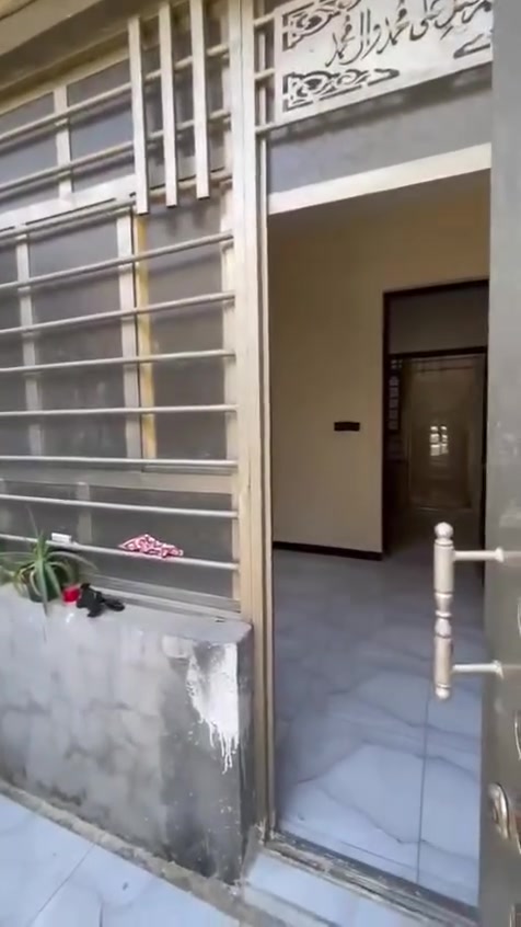 السلام عليكم بيت للبيع المساحه 50 م واجه 5 نزال 10 بيت جديد بدايت شارع خوله  بصف الركن سند 25 كامل مابي اي نقص طابقين وتصوير واضح كدامكم سعر البيت  80 بي مجال للاستفسار الاتصال برقم *********** او خاص مكتب الشرق الأوسط
