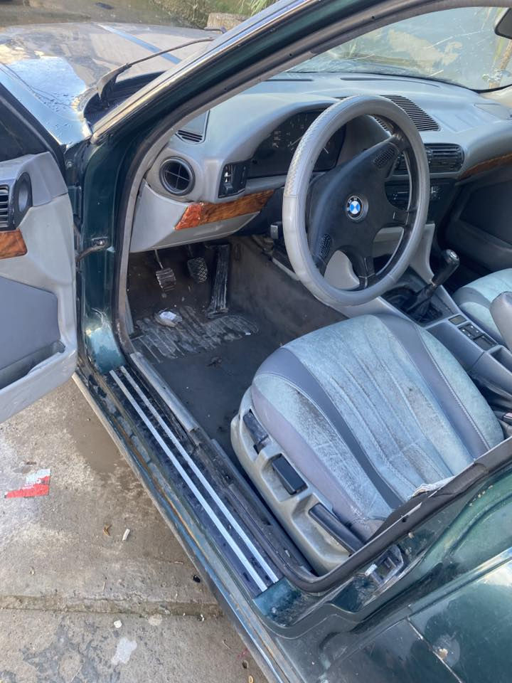 البيع BMWمديل ٨٩اصل ٥٢٠ محرك مشدود عليها ٥٢٥ سياره نضيفه رقم نينوئ نكليزي تحويل ثاني يوم غرمات صفر كير شرط محرك اسم تبخير سياره حلوه احله من الصور طخم وره كدام نضيف بس يردلها شويه ترتيب  اتصل عل رقم ودلل طالب عليها ٤٥ بيها مجال ***********
