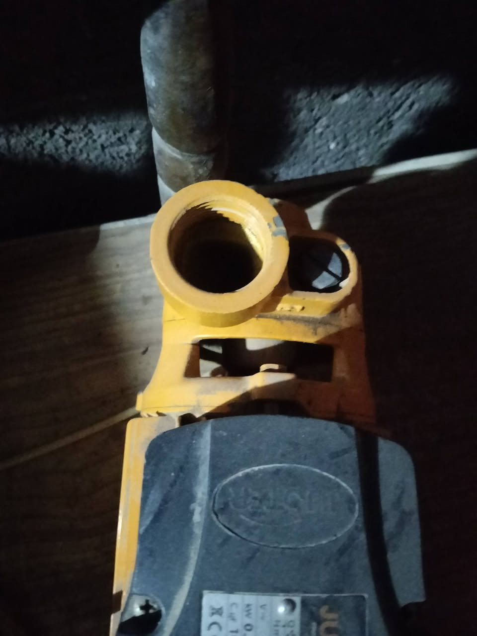 سلام عليكم ماطورات ما البيع العنوان بغداد زيونة سعر الواحد 25  ***********
