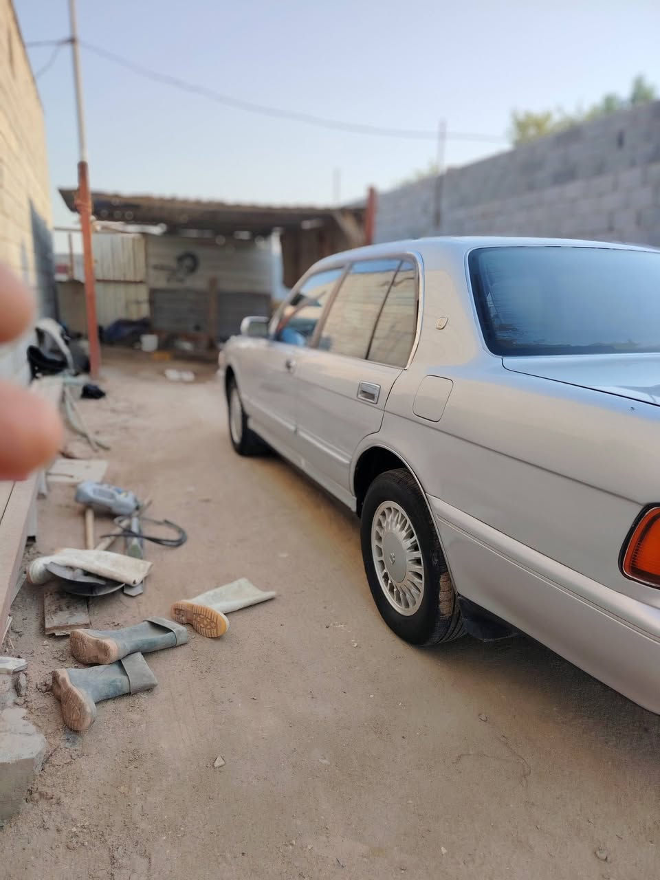 سياره ارنب طويل للبيع رقم و سنويه باسمي رقم انگليزي موديل94 سيارة نضيفه و حلوه بيهه طخه بسيطه بلبك لايت بصفحه السايق وسلف مرات تصير بي چكه ولباور كل شهر تحطله شويه وتبريد تشغله ثواني ويفصل ولضاقطه تعبانه وسياره تجي وتشوفهه بعينك مال جناي ومحتاج و اريد ابيع وكفاله  من العيب اشرعي نقل جثه ومن الگص
السعر 75 وبيهه مجال مكاني البصره گرمه علي / وهذا رقمي ***********
