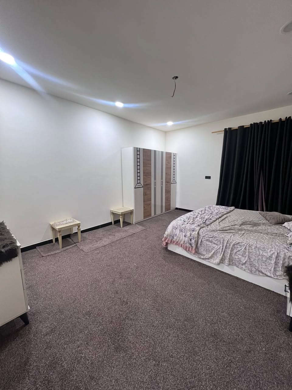 �✨ للايجار في السيديه ✨🏡

🔹 شقه دوبلكس طابقين مؤثثة بالكامل
📍 موقع مميز على شارع عرض 20 متر

تحتوي على:
🛏️ غرفتين نوم
🛋️ صالة مريحة وأنيقة
🍽️ مطبخ متكامل
🚿 كافة الخدمات متوفرة

السعر مليون وربع 

✅ مناسبة للسكن الراقي والباحثين عن الراحة والهدوء
🌟 جاهزة للسكن فوراً

📞 للاستفسار ***********
