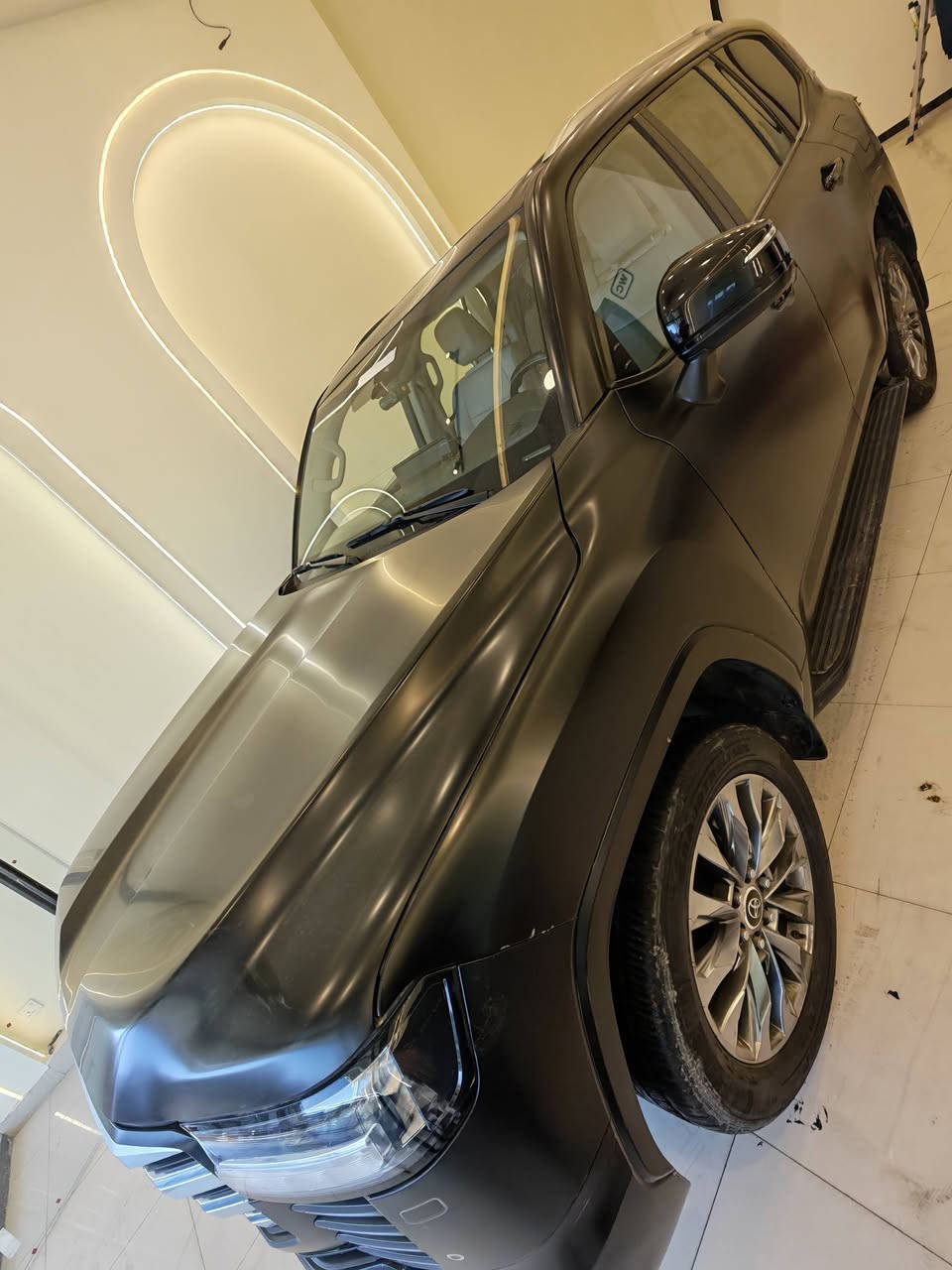 السلام عليكم حياكم الله لاندكروزر 2022 GXR محرك 4000الاف 6سلندر تنفس طبيعي بدون تيربو  ساز تطبيق ام ٣ شاشات  
مغلفه بلاك مات اسود طافي 
ماشيه 107 الف كيلو متر 
مكفوله  من ضربه بجم وخلف  كلشي مابيه  عده الي بل فيديو موضح وكلهن صايره بل بي بي اف
السعر 60الف دولار 6شدات وبيه مجال جدا جدا بسيط حك الجيه اخوان مااقفل سعر على  تليفون. 
مكان بغداد شارع فلسطين للاستفسار ***********
