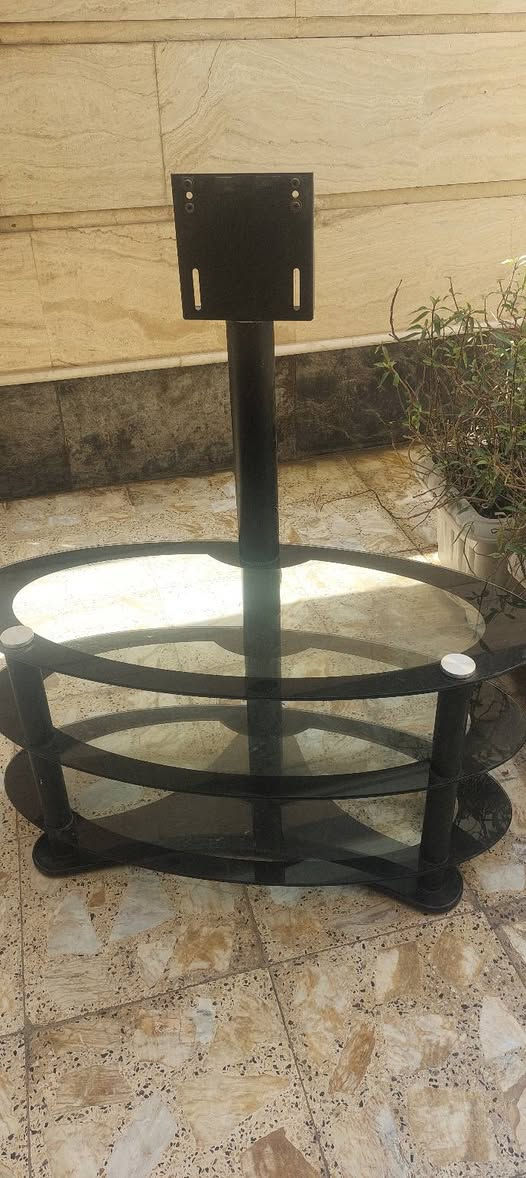 ميز تلفزيون نظيف السعر ٣٥ الف المكان بغداد حي البنوك ***********
