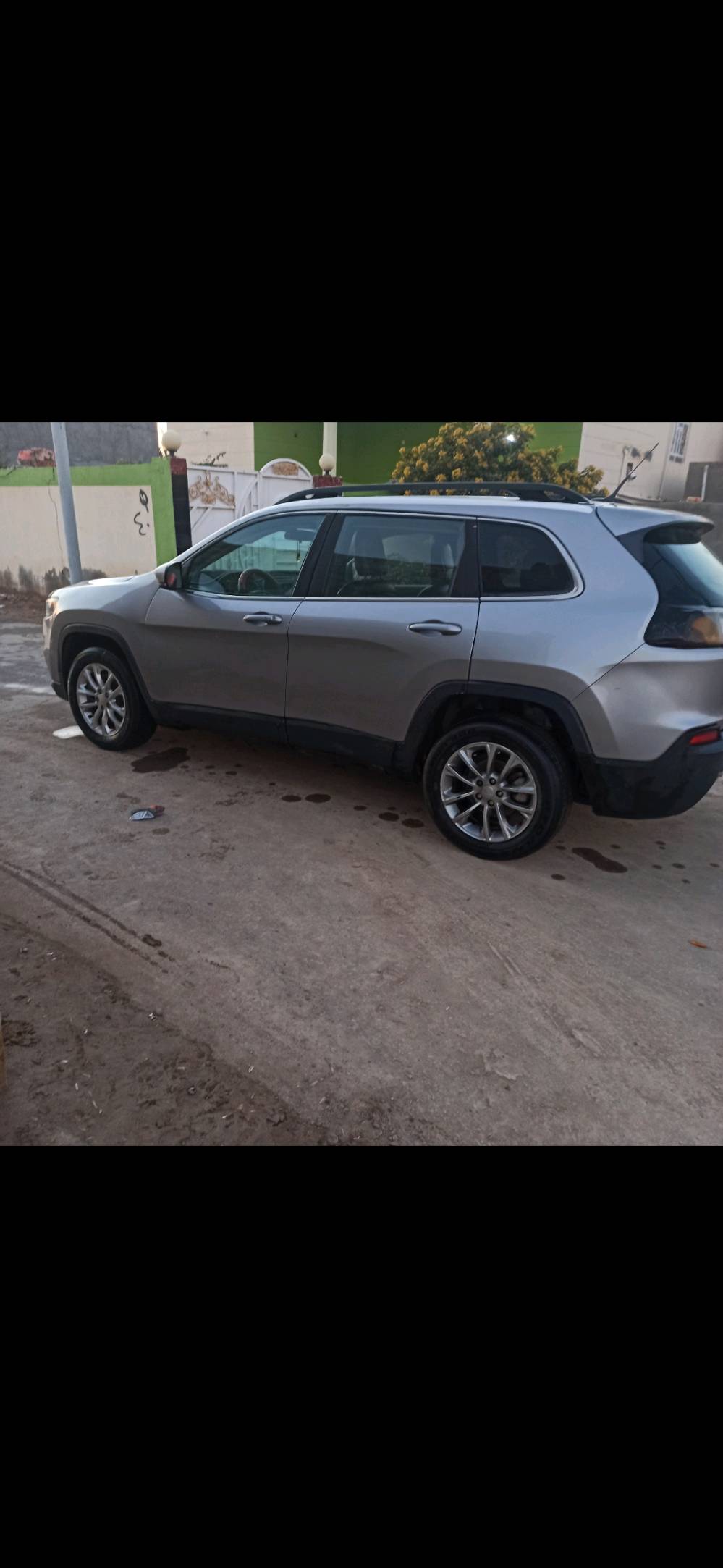 للبيع جيب شيروكي موديل 19مكينه 2400 اربعه سلندر ..بيه تصليح قماره+جاملغ امامي +بنيد ..السياره جاهزه وخير من الله تبريد جاهز المكان ديوانيه السنيه 