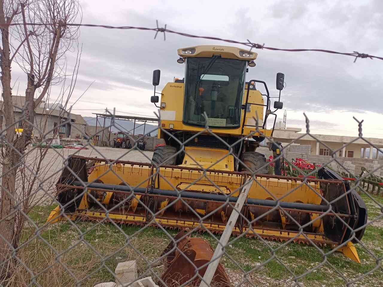 نیوهولند 5040 مودیل 2011 مشتغل 3000 ساعە بشرط تحویل للبیع
*********** _***********
