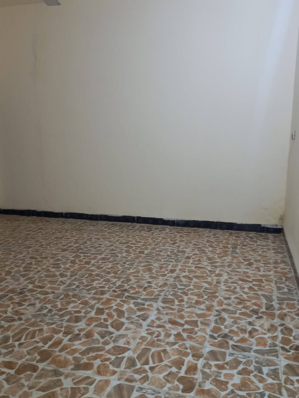 للأيجار بيت في حي القضاة مساحته ١٢٥ متر يحتوي على ٣ غرف نوم وموزع واستقبال ومطبخ وصحيات ٣ وكراج السعر ٤٠٠ ألف للإستفسار***********
