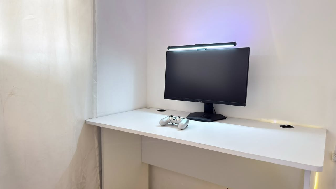 سلام عليكم للبيع شاشه msi وميز
شاشة MSI G244F E2
الحجم 24 إنج
الدقة Full HD 1920×1080
التردد 180Hz
نوع الشاشة IPS
زمن الاستجابة 1ms
مناسبة لألعاب الشوتر مثل Valorant و Call of Duty و CS
ألوان واضحة وزوايا رؤية واسعة
تدعم HDMI و DisplayPort 
الشاشه نضيفة كلش محلقاتها كاملة موجودة كراتونة وكيبلات والمحولة السعر 160 الف 
ميز خشب ابيض mdf تركي 18mm
الارتفاع 75 سم
العرض 120 سم
العمق 60 سم 
الميز يتحمل وزن قوي بي ضمان 3 سنين من المعمل اي اهتزاز او كسر يصير  ترجعه عليهم السعر 100 العنوان بغداد الغدير *********** ما عندي توصيل
