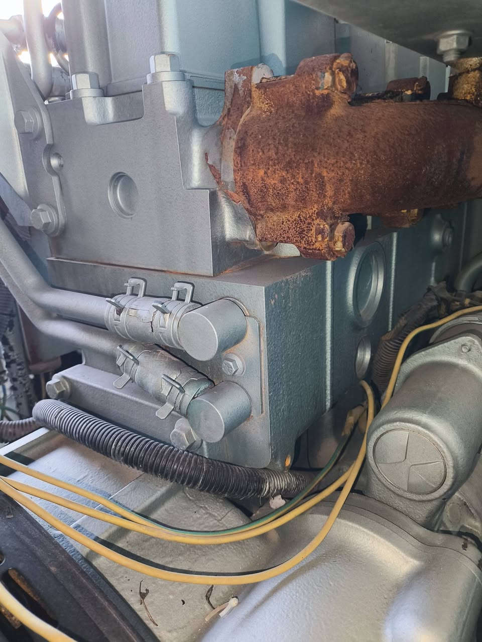 مولد كمنز بريطاني 6 سلندر سوبر حفتر كولر حجم 114/ 12 ولف اخت الزيرو توليد ستامفورد 200KVA شرط الشغل وشرط الفحـص العنوان اربيل للأستفسار الإتصال على الرقم *********** يوجد توصيل لكافة المحافظات وبضمان 🚚
