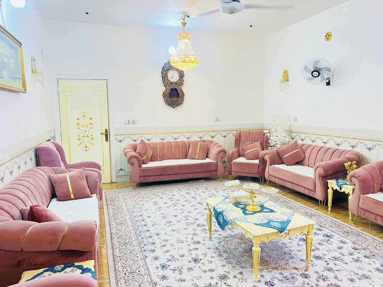 يالله بسم الله الرحمن الرحيم بيت للبيع 200م ركن على 3 شوارع طابو زراعي سند 25 تحويل مباشر بناء جديد 2021 متعوب عليه بناء طابوك سقف كونكريت مسلح يتكون من غرفتين نوم كبار صالة 11متر ستقبال 7+5مطبخ 6+5 حمامات العدد 2داخلية وخارجية كراج سياره البيت ينباع مع الاثاث العنون كربلاء طويريج  الكوي حي الزهراء قريب على شارع تقريبا سادسة بيت عن شارع الزوار الرئيسي للاستفسار اكثر اتصال على ***********
