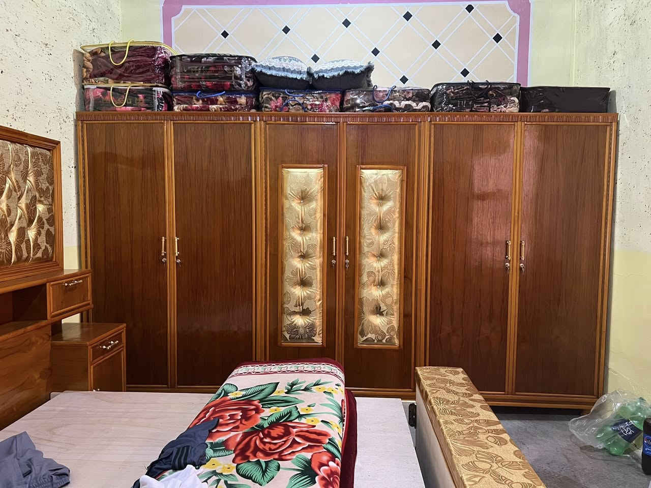 السلام عليكم غرفه للبيع جديده لسعها ما مستخدمه السعر مليون و550 و بيها مجال هـ***********
