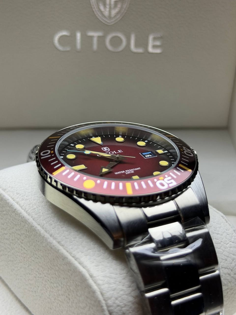 CITOLE 
فرنسي اصلي وكالة غير مستخدم 
كاملة المرفقات الاصلية العلبة + الكتلوك والضمان
رقم الموديل  CT-2002G
مينا مميزة جداً  
طوق دوار سيراميك
نافذ شهري
ارقام واميال لامينوس 
زجاج زفير كرستال مقاوم للخدش 
ستانلس ستيل بالكامل 
مقاومة للماء 30 متر 

السعر 75 الف على اول تم


**إذا كنت صاحب هذا الإعلان وتريد حذفه لأي سبب، رجاءا أرسل رسالة إلى الدعم الفني**