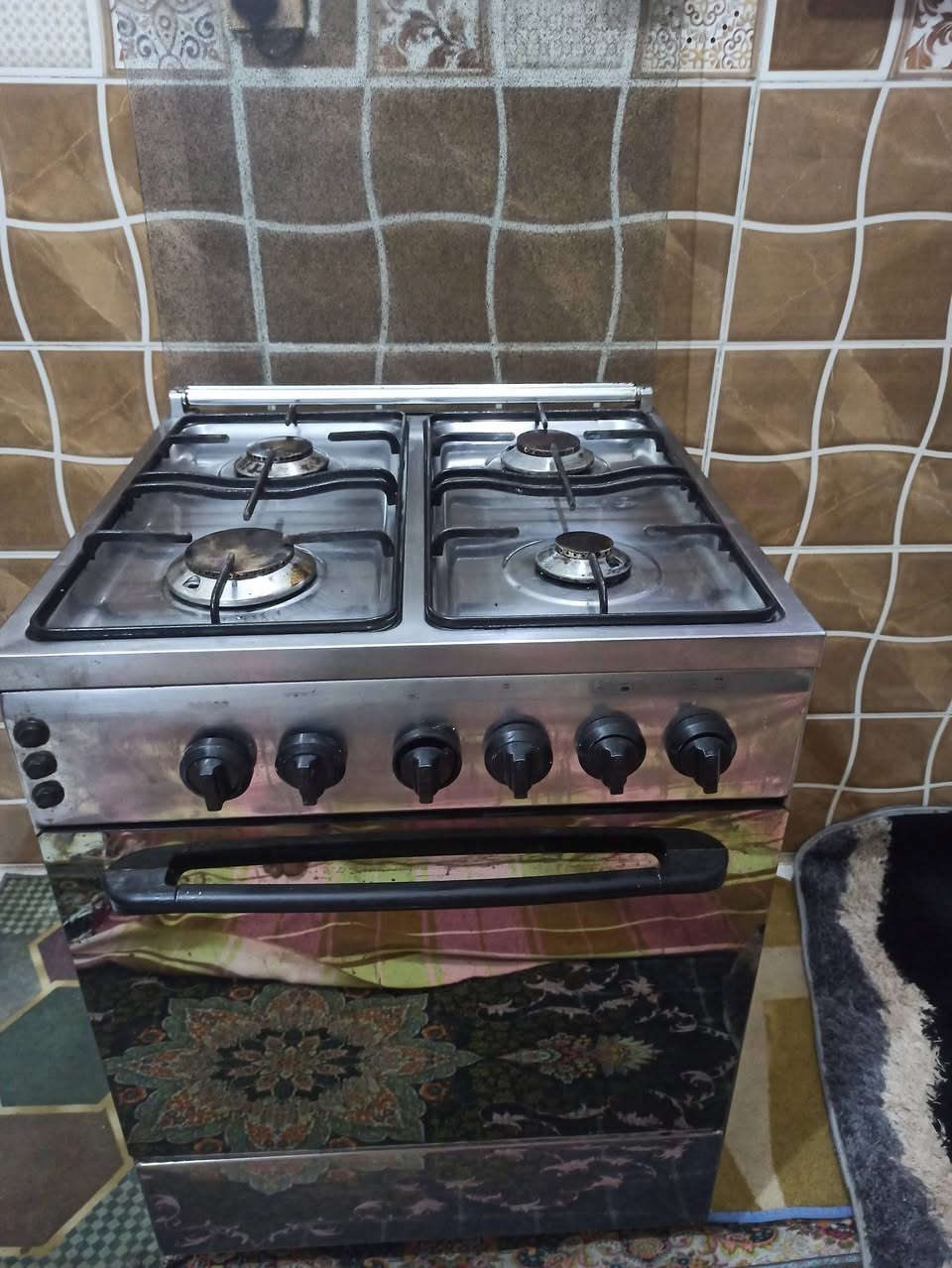 طباخ فريش مصري 4مشاعل معه الفرن شغال مابي نقص نطيف السعر 100وبي مجال للشراي***********
