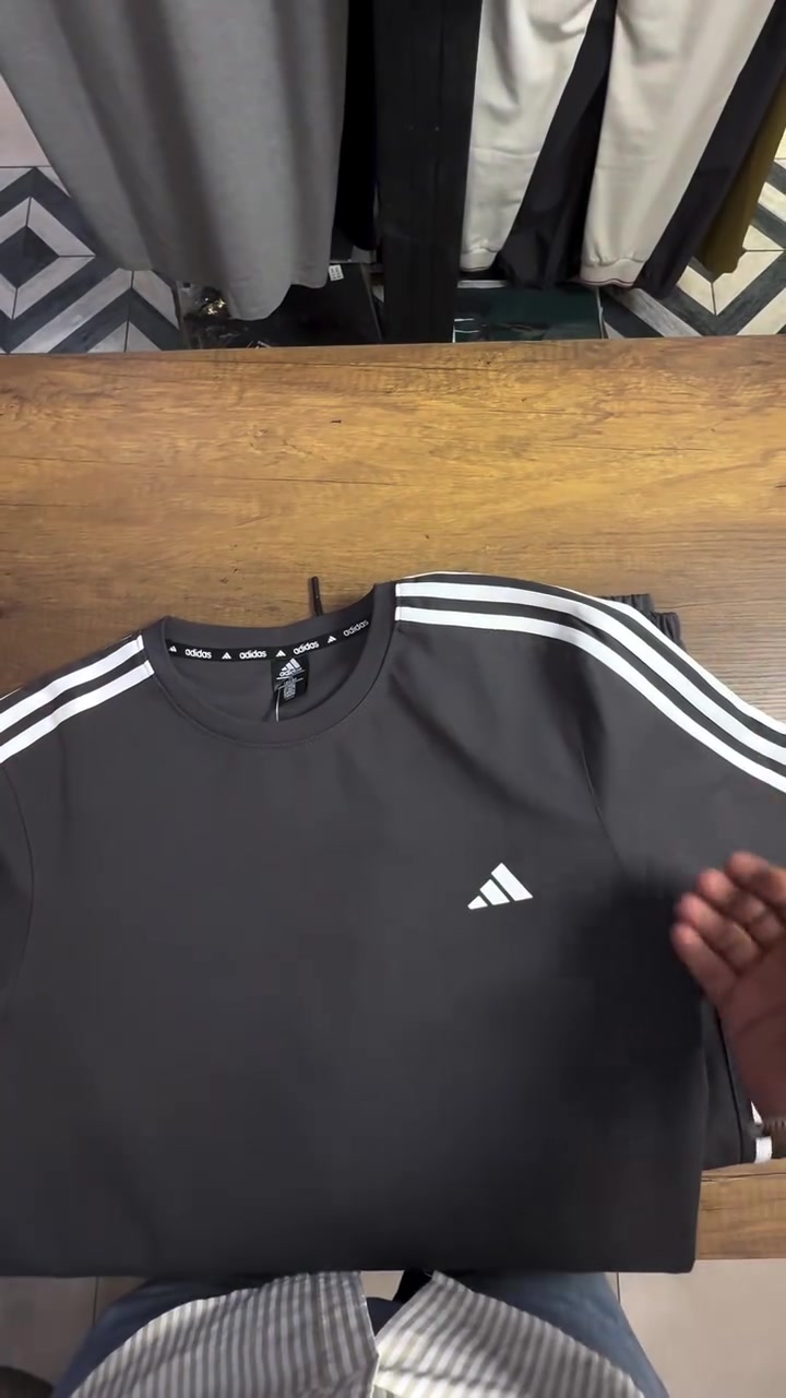 تراك اديداس اصلي 
خامة قطنية 
قياسات 
M L XL XXL
للحجز مراسلة خاص


**إذا كنت صاحب هذا الإعلان وتريد حذفه لأي سبب، رجاءا أرسل رسالة إلى الدعم الفني**