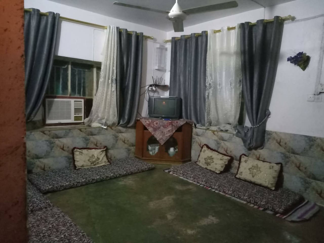 دار سكن للبيع طابو صرف في  الرفاعي قرب محلات صبار الفراجي شارع تبليط ( بنفس الشارع ) 

/ قضاء حديثة / الانبار 

المساحة الكلية / ٣٠٠ م

كما موضح بالصور ادناه 

المحتويات :-

ديوان 
هول 
غرفتين نوم 
صحيات داخلية + خارجية 
مجمع (ممر)
مطبخ
بيتونه 
! سطح البيت صب شتايكر 
سيراميك داخل _ هول _ ديوان _ صحيات 

السعر / 42 مليون و بي مجال للتفاوض 

للاستفسار اكثر  خاص او الاتصال ع رقم  /  ***********
