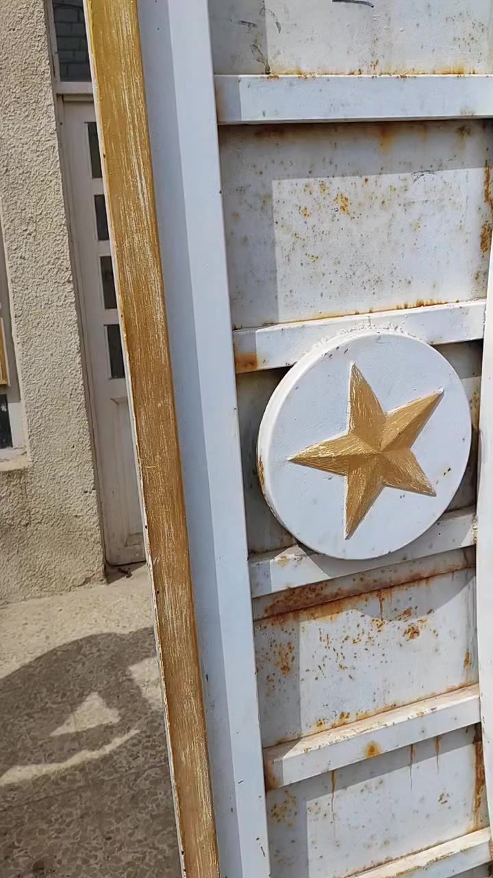 السلام عليكم بيت ايجار في كربلاء المقدسه امن الداخلي مقابل افران الؤلؤه البيت يتكون من غرفه نوم و استقبال ومطبخ وحمام كما تشاهدون في الفيديو ايجاره 350 قفل هاتف ***********
