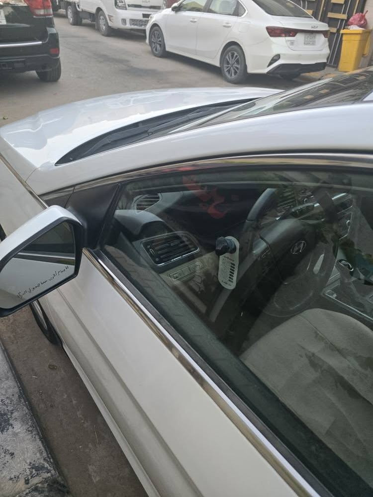 سوناتا ابيض اللون خليجي موديل ١٧
 كفاله عامه من كلشي 
كير مكينه تبريد حداديه بحالة الوكاله 
تخم تاير جديد 
ماشيه ٧٢ كيلو فقط حقيقي
*********** كربلاء, العراق

