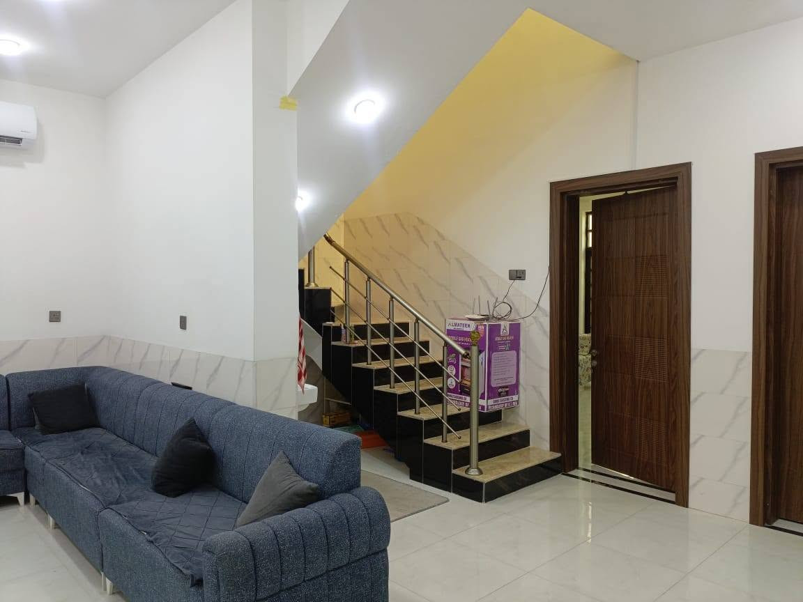 🏡 دار للبيع في الرمادي – شارع 40 خلف عمارة القند

📍 موقع مميز ضمن منطقة سكنية مخدومة بالكامل.

🔹 المساحة الكلية: 200 متر
🔹 جنس العقار: طابو زراعي (شرط التحويل)
🔹 البناء: طابوك

✅ يحتوي الدار على:

- غرفتي نوم
- صالة
- استقبال
- مطبخ
- صحيات داخلية وخارجية
- كراج

✅ كافة الخدمات متوفرة:
ماء، كهرباء، شوارع مبلطة، وخدمات متكاملة.

🎁 هدية مع الدار:
بنكات + بردات + كاونتر مطبخ.

💰 السعر: 125 مليون دينار عراقي
📌 قابل للتفاوض للجادين.
للتواصل زيارة مكتبنا مكتب النورس مجاور مرطبات ادريم أو الاتصال بنا 
***********
