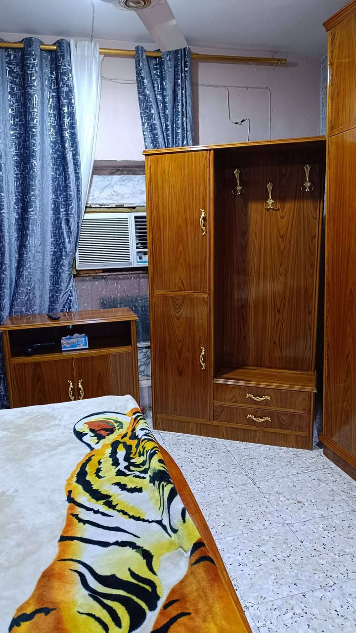 غرفه تسكام صاج داخل وخارج، 5ملم استعمال قليل ام السته طابقين ظهر جرجوبه نظيفة كلش وثگيله مكاني محاويل للاتصال ع الرقم ***********
