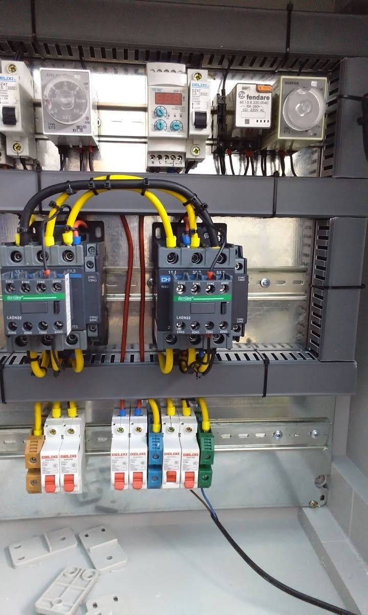 تم بعون الله نصب بورد لاحد الاخوه في منطقه حي العامريه مقابل المجمع السكني شركه ايريكا للمطابخ الإيطالية والاثاث المنزليه البورد عباره عن خطين تحويل بنظام الا ats   حار بارد منفصل الكوتكترات من شركه شانت والفيزا فلر تركي مستعدون لعمل وصيانه جميع انواع البوردات المنزليه واضافه جميع انواع الحمايه للمنازل والمحلات متواجد ٢٤ ساعه بغداد الرصافه للاتصال *********** أو *********** يوجد واتساب صوره ومقاطع فيديو مع التقدير
