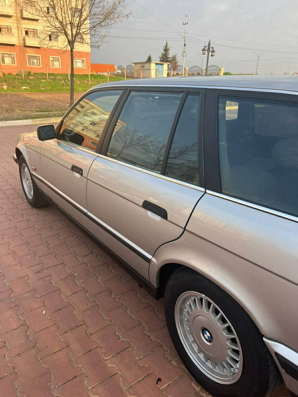 ما شاء الله له مالى هه مو لايه ك 
بو فروشتن 
شتى لوك له سه ر ده قى شه ريكه 
هيچ ده سكارى كارى نه كراوه 
520 گير عادى 
مه كينه دجيته ل 
موديل 93
ببيلاد ئه يرباگه
ته نجيليشى بيلاده  
ناو فورميگ بيلاد 
په رده ى بيلاده 
كوشين جلد 
ئاوينه به رخ كاره بايى 
پانوراما ته نها ماتورى تيك چوه 
يه ك ده سته 
442 هه زارى حه قيقى رؤشتوه 
ئارمى پلاستيكى دهوكه به شه رتى ئه وليات 
ته نها حيزام كراوه له دوو جئ كالبونه وه ى هه بو 
 نرخى 57 ورقه ومه جالى برايه نه ى تيدايه 
***********
شوين ئاكرى+ هه ولير أربيل, العراق
