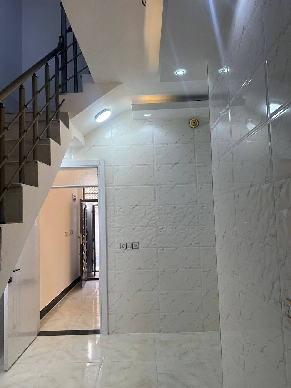 يالله الهم صلي على محمد والي محمد يوجد بيت مساحه 50متر طابق واحد بناء طابوك جمهوري بي غرفه وصاله واستقبال ومطبخ وصحيات عمل درجة اولى كافة الخدمات ماء مجاري كهرباء وتبليط طابو زراعي قرار محكمة البيع مباشر معه صاحب الارض 3كم عن الامام الحسين عليه السلام يصلح سكن او حسينيه للزوار موقع البيت كربلاء حي الاخلاص خلف السفارة التركيه بيع نقد فقط الاستفسار انتصل على الارقام التالية 
***********
***********
واتساب موجود تحياتي للجميع
