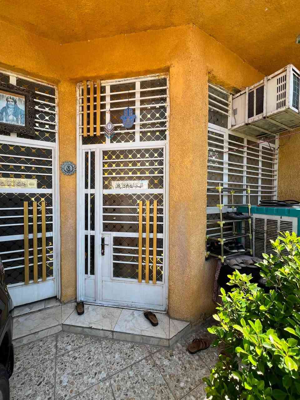 سلام عليكم بيت البيع مساحتا 130 متر البيت نضيف مثل ماواضح بل صوره خدمات مي كهرباء طبليط مجاري منطقه حلوه مكان آلبيت فلكه حي النصر اول شارع على اليمين سعره على خاص البيت زراعي ***********

