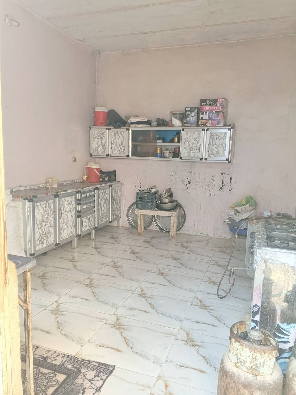 السلام عليكم بيت للبيع مساحته 200متر يتكون من 3غرف وصاله ومطبخ واستقبال وصحيات موقعه في حي سالم نزلت الحقل للاستفسار الاتصال في هذا الرقم ***********
