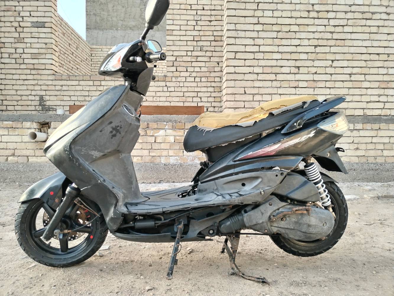 سكنس فحل نوزل تجفيت جديد  
بيها كلجات رياضي 
وبيها لايت زنون ثلجي 
نضيفه بس عوزها ترايش وتلحيضات
السعر 400وبيها مجال
مگان بغداد تاجي. 
