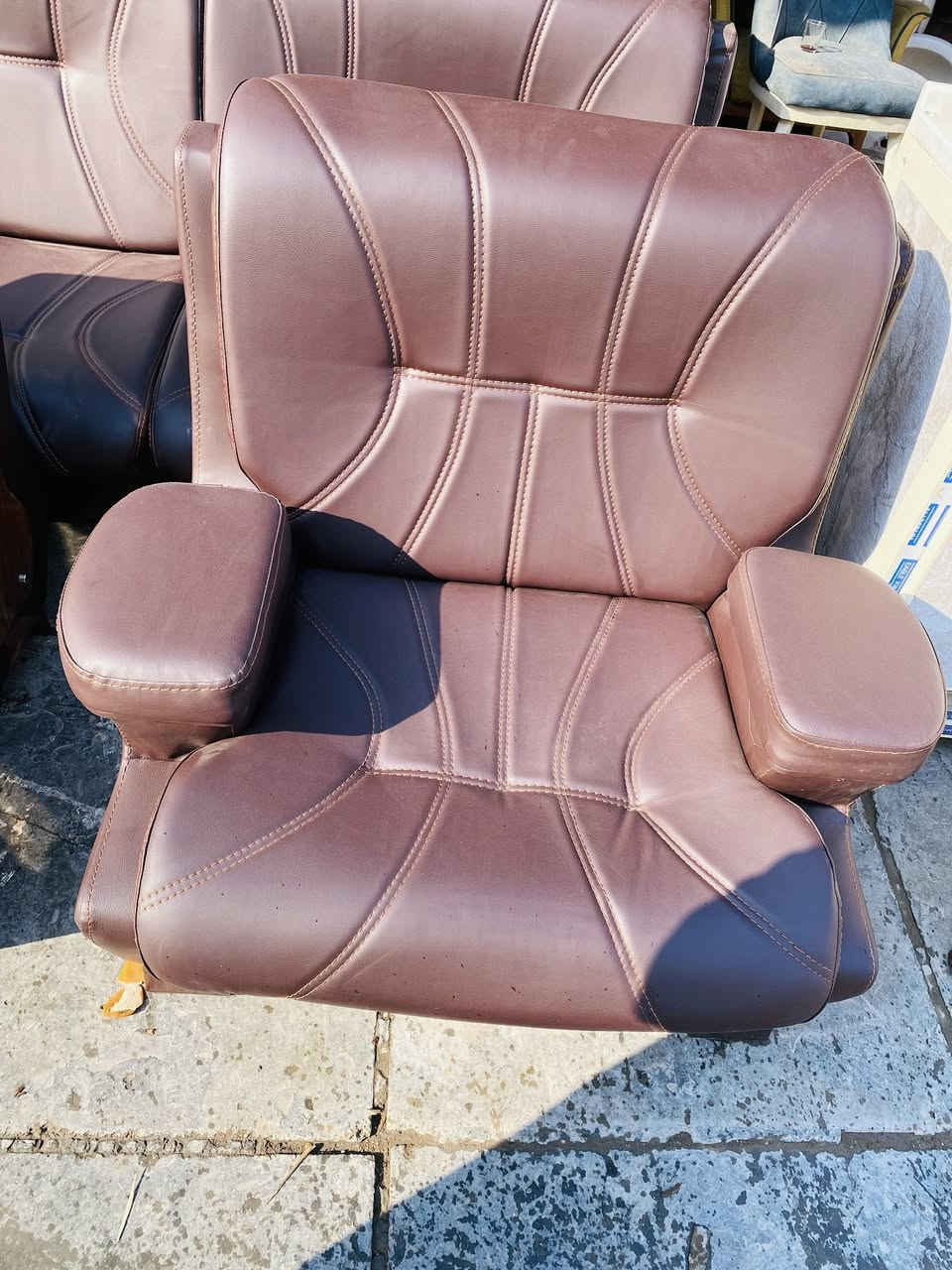 السلام عليكم 
تخم جلد خمس مقاعد نضيف كلش اخو الجديد 
مأخذي بمليون و٢٠٠ 
سعر البيع  ٥٠٠ 
العنوان ( شارع فلسطين) 
***********
