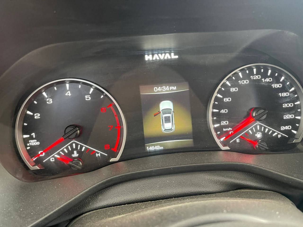 هافال جوليان برو موديل 2025 شركه ضمان مليون كيلو متر   الرقم موجود بل مرور الحسينيه بغداد تثبيت الرقم على الشركه كله
🔧 المحرك والأداء

محرك: 4 سلندر تيربو
السعة: 1.5 لتر
القوة: حوالي 147–150 حصان
العزم: تقريبًا 220 نيوتن.متر
القير: أوتوماتيك DCT مزدوج القابض (7 سرعات)
الدفع: أمامي (FWD)
⛽ استهلاك الوقود
اقتصادي نسبيًا: حوالي 15–18 كم/لتر (حسب القيادة)
🛡️ الأمان
6 وسائد هوائية
نظام الثبات الإلكتروني (ESP)
نظام مانع الانزلاق
مساعد صعود المرتفعات
تحذير من التصادم الأمامي
فرملة طوارئ أوتوماتيكية
نظام المحافظة على المسار
حساسات + كاميرا 360 درجة (في الفئات العليا)
📱 التكنولوجيا والترفيه
شاشة وسطية كبيرة (10.25 إلى 12.3 إنش)
شاشة عدادات رقمية
دعم Apple CarPlay و Android Auto
شحن لاسلكي
نظام صوتي جيد
تشغيل بالبصمة أو زر
🚘 التصميم الخارجي
شكل جديد أكثر رياضي
شبك أمامي كبير مميز
إضاءة LED أمامية وخلفية
جنوط 17 أو 18 إنش
🛋️ الداخلية
مقاعد جلد (في الفئات العليا)
تحكم كهربائي بالمقاعد
مكيف أوتوماتيك
مساحة جيدة للعائلة
السعر 230$
للاستفسار ***********
