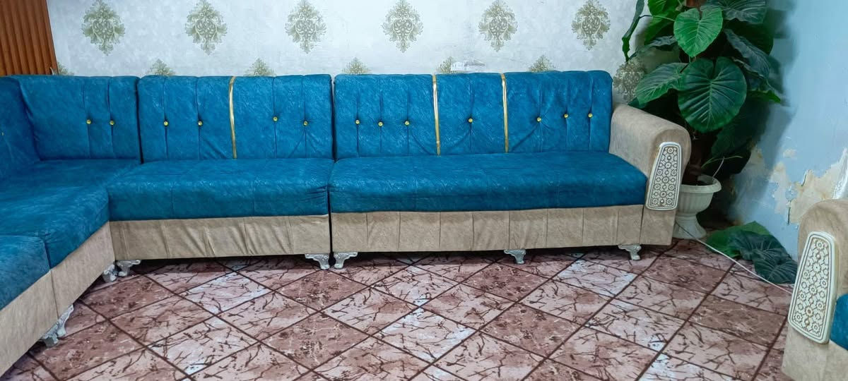 ديوان17مقعد  نضيف مابي اي ضرر سعره 350 وبي مجال مكاني كاضميه يوجد توصيل بكروه *********** يوجد واتساب بغداد, العراق
