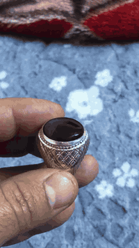 خاتم عقيق اسود مجزع يماني متوج بصياغه عيار 950 السعر ٨٠ الف مع التوصيل...