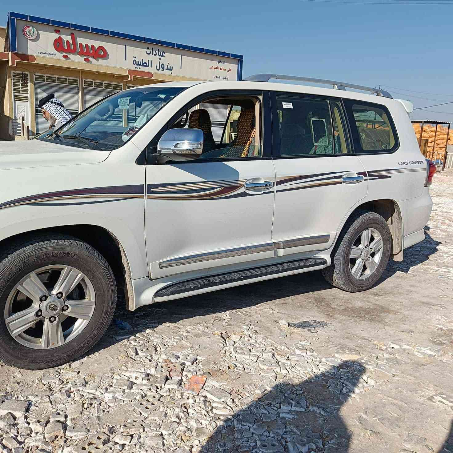 ياالله السلام عليكم لاندكروز فطيم مديل  2013 ماشيه 175الف رقم بغداد محرك 6 ملاحضه بيه شخط خفيف على طول سياره بس ما حافر خفيف بصفحت صايق سياره نضيفه كلش وخير من يم الله مكانه بغداد النهروان
سعر 380     
   ***********
