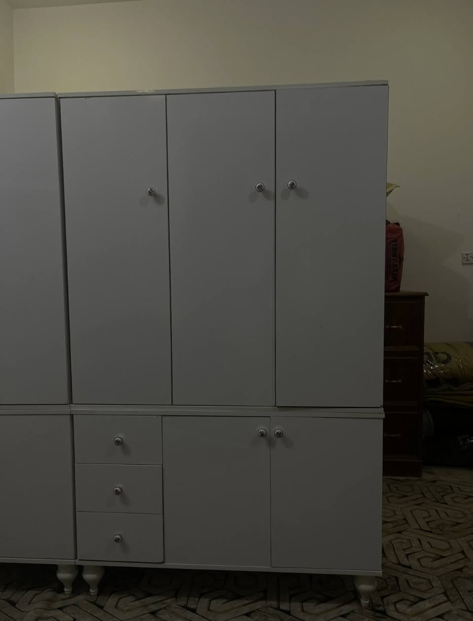 غرف نوم عمر محير عدد ثنين سعر الغرفة الوحدة ٢٥٠ تحتوي ( كنتور ، جرباية ، ميز مراية )
اذا الغرفتين ٥٠٠ وبيهن مجال
للتواصل :- ***********
