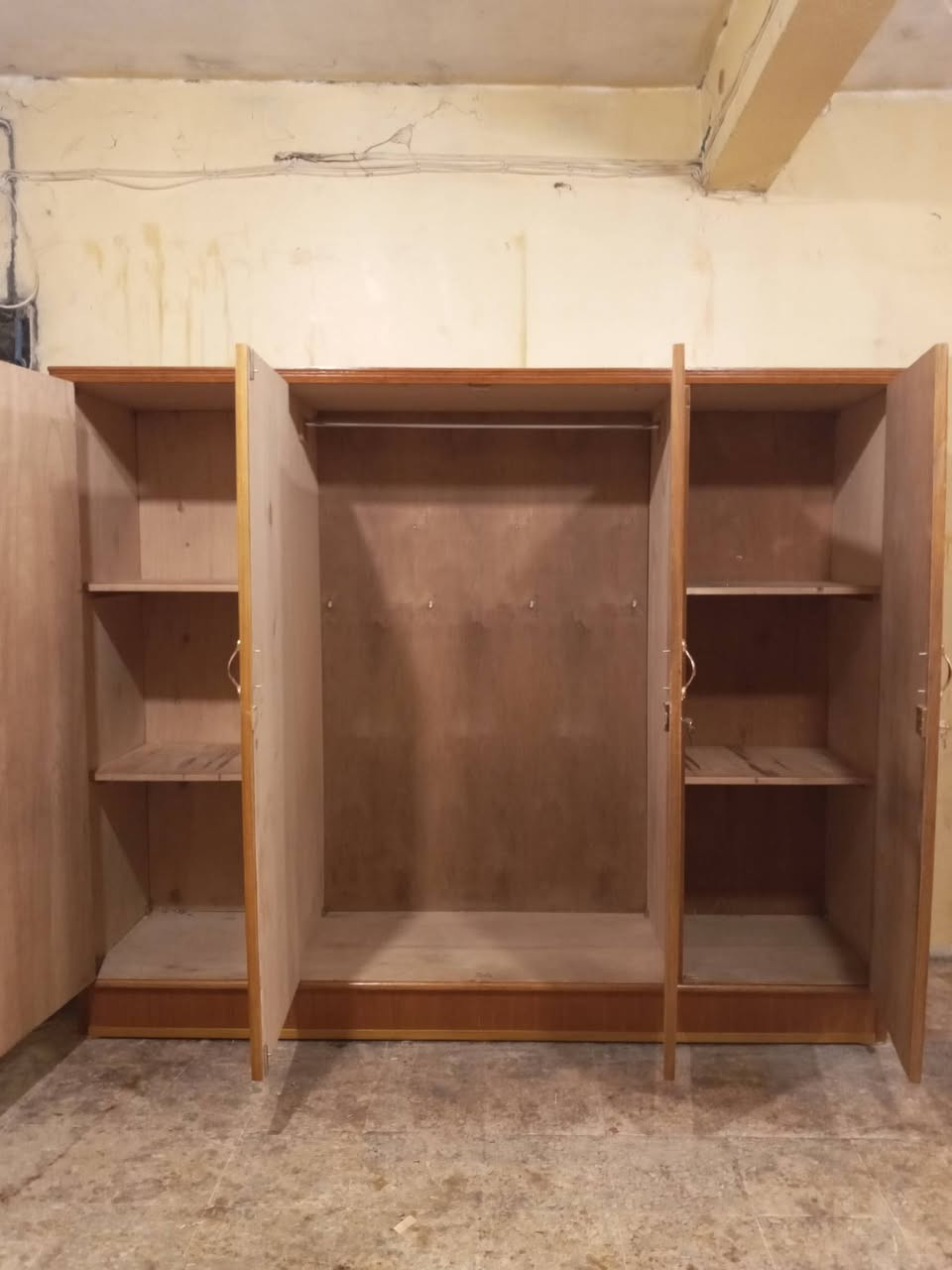 كنتور 4باب دنك نضيف حيل العنوان حي الحدباء خلف مرطبات البحرين ت ***********
