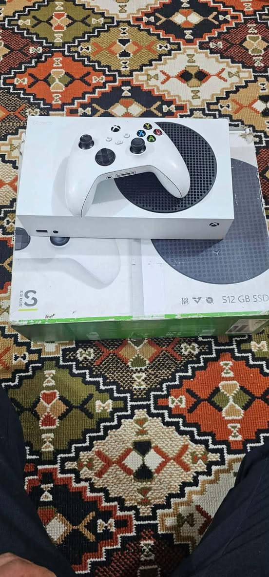 للبيع: Xbox Series S (نظيف جداً)
الجهاز غني عن التعريف، أداء جيل جديد وحجم مثالي. الجهاز كامل مع كافة ملحقاته الأصلية.
📦 المحتويات:
• الجهاز: اكس بوكس سيريس اس (Xbox Series S).
• الملحقات: الكارتونة الأصلية + كافة التوصيلات الأصلية (HDMI وكيبل الباور).
• اليد: اليد الأصلية للجهاز (نظيفة وبدون أي عيوب).
🎁 هدية إضافية:
• اشتراك كيم باس (Game Pass Ultimate) لمدة شهرين مجاناً! (يعطيك وصول لمئات الألعاب فوراً مثل Forza, Halo, و FC25 , وكود تقريبا كل الاجزاء , وحته gta5).
💰 السعر: [340] (قابل التفاوض).
📍 الموقع: [بغداد - العبيدي ].
🚚 التوصيل: [  غير متوفر].
📞 للتواصل: مراسلة الخاص


**إذا كنت صاحب هذا الإعلان وتريد حذفه لأي سبب، رجاءا أرسل رسالة إلى الدعم الفني**