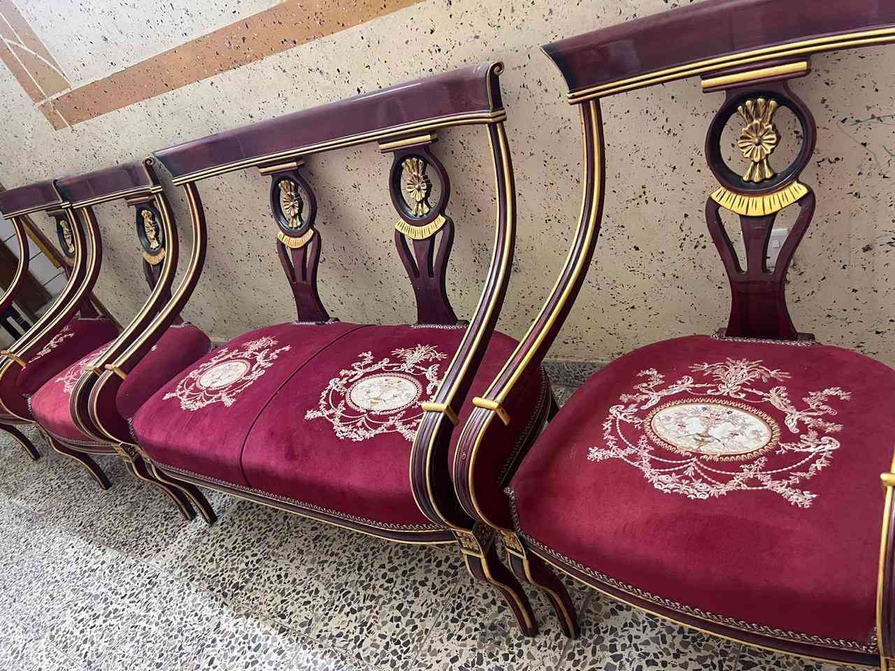 ميز طعام الاصلي مع كراسي + تخم ملكي وعدي كراسي ام نفرين وام نفر للاستفسار *********** او مراسله الخاص
