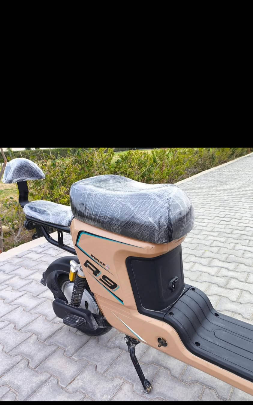 سلام عليكم دراجة R9 سرعة 109 نضيفةة كلشش اخت الجديدة وبيه ستيكرات وسلة كدام وبلوجكتر اصفر كلهن وياهه مواصفاته معروفة سعره 350 قفل قفل 🔒مكاني النجف حي المكرمة *********** واتساب فقط
