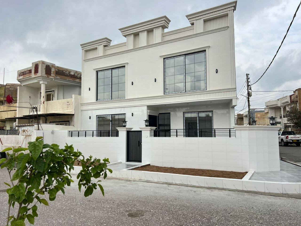 � بيت للبيع في أربيل – فرصة مميزة
🔸 سند طابو رسمي – يتسجل باسم أي عراقي
📍 أربيل – 99 زانكو (قرب شارع 100م)
📐 التفاصيل:
➖ المساحة: 150 متر
➖ طابقين

🛏️ يتكون من:4 غرف نوم
استقبال+صالة
مطبخ.....مجموعه صحيات 
للتواصل ***********
