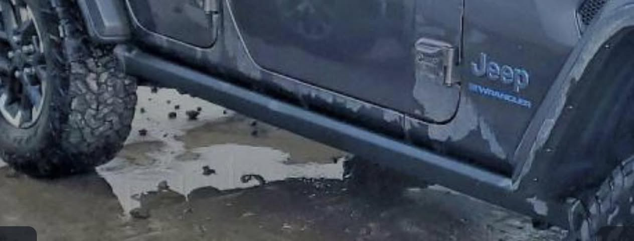 Rock Sliders.
تحمي جانب السيارة وأسفل الأبواب من الصخور والصدمات أثناء القيادة بالطرق الوعرة

السعر ٢٠٠$ 
***********
