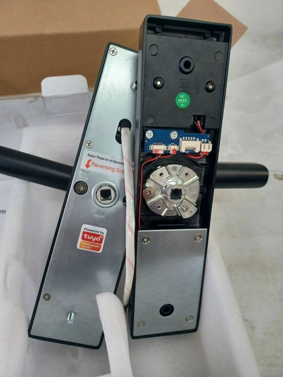 طرق وصول متعددة: يمكن فتحه باستخدام لوحة مفاتيح إلكترونية، أو مستشعر بيومتري (مثل بصمة الإصبع)، أو بطاقة وصول، أو عبر تطبيق جوال باستخدام البلوتوث أو الواي فاي. 
أمان معزز: تستخدم هذه الأقفال تقنية متقدمة وتشفيرًا رقميًا لتوفير أمان أفضل مقارنة بالأقفال التقليدية. 
التحكم عن بعد والمراقبة: يمكن للمستخدمين قفل الباب وفتحه عن بعد ومراقبة من يدخل ويخرج من خلال تنبيهات تُرسل إلى الهاتف. 
التكامل مع المنزل الذكي: يمكن اعتبار الأقفال الذكية جزءًا من نظام المنزل الذكي، مما يتيح التشغيل الآلي مثل القفل التلقائي بعد فترة زمنية محددة. 
للاستفسار *********** وبي واتساب
