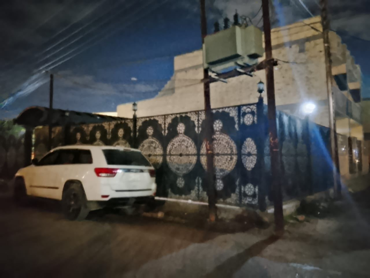 للبيع مشتملات العدد ٢ مساحة المشتمل ٨٠ + قطعه حديقة البيت المساحه ١٣٠ م بناء حديث منطقة طالب العلي ع شارعين مقابيل المدرسه و الجامع  للعلم البيع كلي الخاص مقفول للأستفسار اتصل على الرقم *********** سيف ابو عباس
