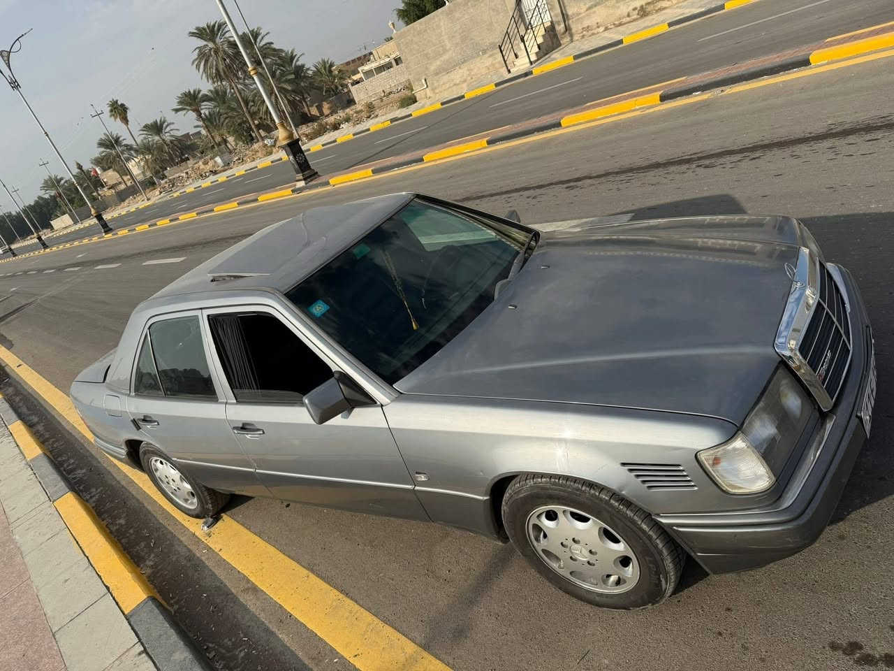 مارسيدس دب 1992 
السيارة كفاله عامه من كلشي (مخزنه)
السيارة جديدة بمعنى الكلمه 
محرك خراطيم 6 سلندر
كشنات كهرباء 
مري كهرباء
اريل كهرباء
هوك خلفي
تبريد ثلج 
سلايد روف  
وباقي المواصفات المعروفه 
السيارة كامله ربع ما تصرف عليها كهربائيات وحداديه كله جديد 
السعر 115 وبيها مجال 
***********

