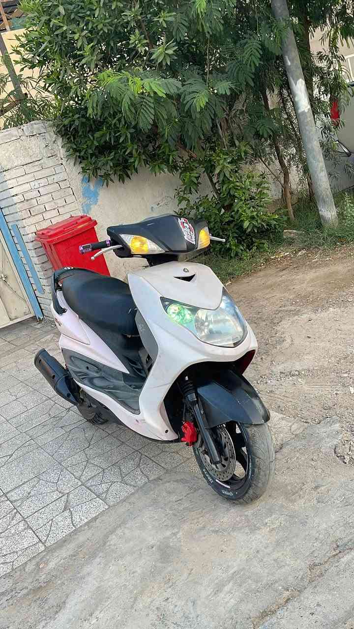 سكنس فحل كابريتر ماشية 13000 وقابل للزيادة 
الدراجة ممفتوحة 
ادامة وية كل تبديلة دهن ادامة كلجات وكل شي
بانزين محسن دومة 
لايت عدسة 
قطرة دهن ذهبية 
رقم شبح 
اشاير لد 
يدات بانزين بنفسجيات 
دراجة شخاطة مو نكرة لا شخاطة 
واحد على واحد دراجة على ايدي 
مال بيت قليل اطلع بيهة 
مكاني بغداد شارع فلسطين 
رقمي ***********
800 وبيهة مجال قليل ♥️♥️.
